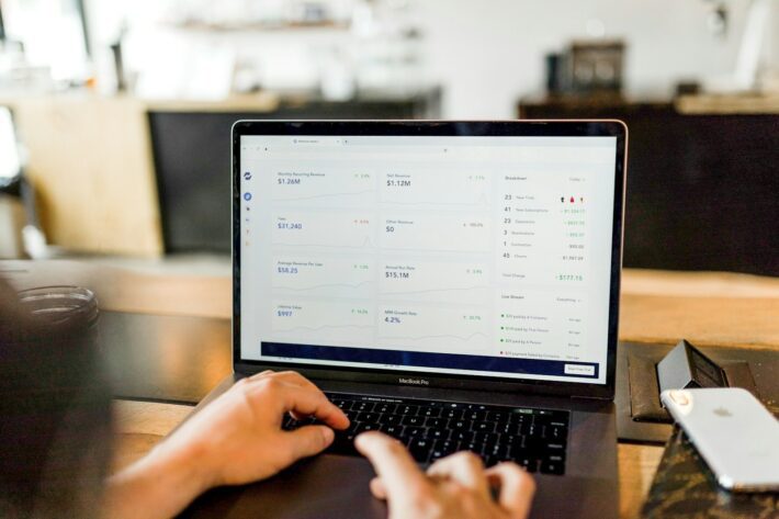 Imagem mostrando a tela de um investimento financeiro, destacando gráficos de desempenho, indicadores e dados como rentabilidade e variação no período. Representa análise e acompanhamento de resultados financeiros em tempo real.
