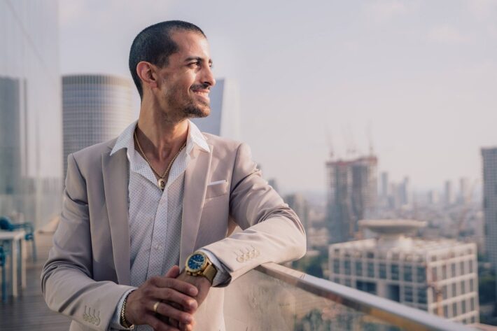 Homem bem-sucedido sorrindo, representando o sucesso ao ganhar dinheiro online por meio de estratégias digitais.