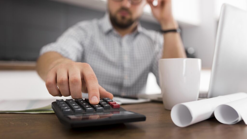 Homem calculando o impacto do aumento do salário mínimo 2025 em suas finanças e aposentadoria