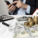 Imagem ilustrativa mostrando documentos de financiamento e uma casa, representando a estratégia de amortizar o financiamento imobiliário para reduzir juros.